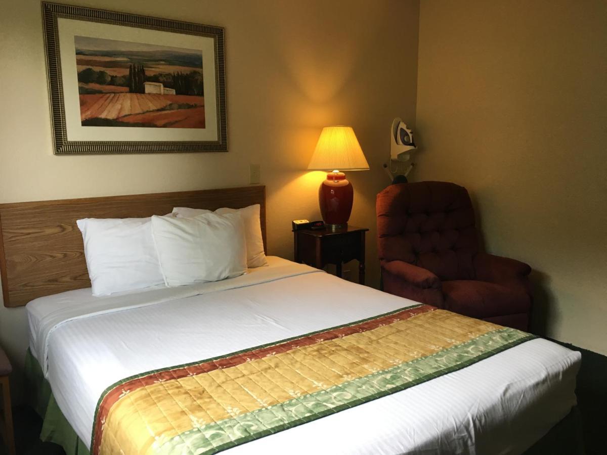 Cassville Four Seasons Inn & Suites ภายนอก รูปภาพ