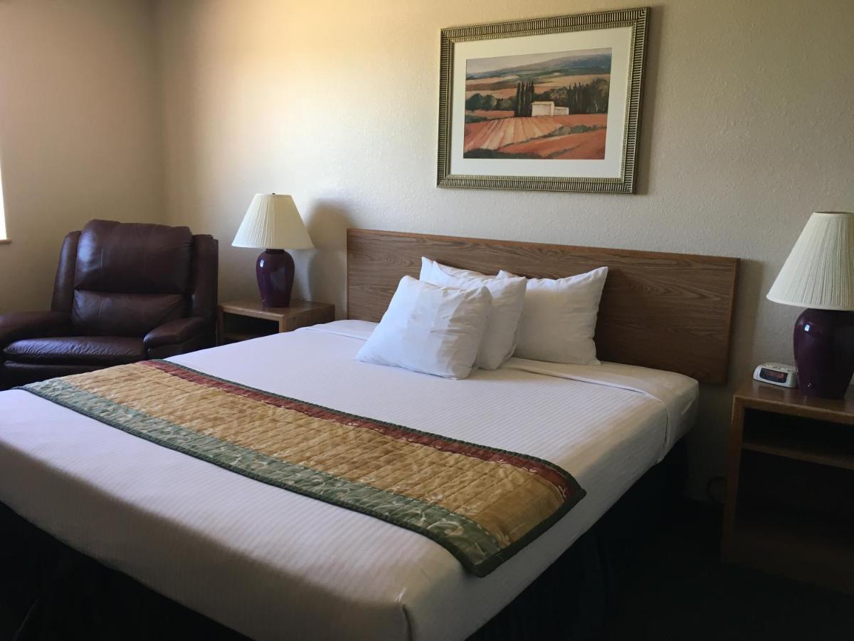 Cassville Four Seasons Inn & Suites ภายนอก รูปภาพ